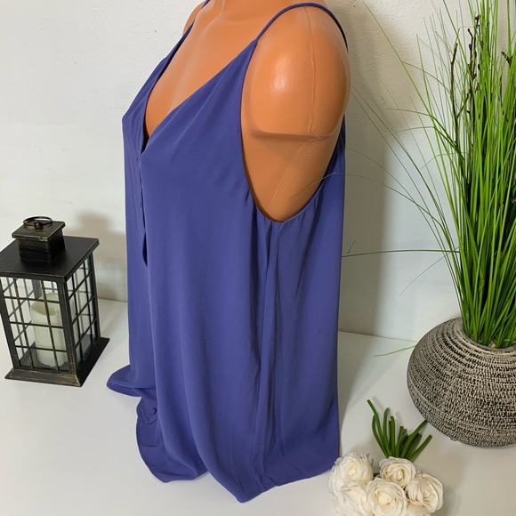 🚫SOLD🚫LOFT SCALLOPED BUTTON V NECK TOP - Picture 4 of 8